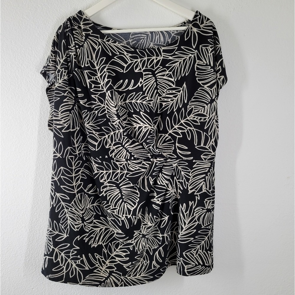 Lane Bryant Black and Cream Leaf Pattern Top Sz 22/24 Pleated Stretchy